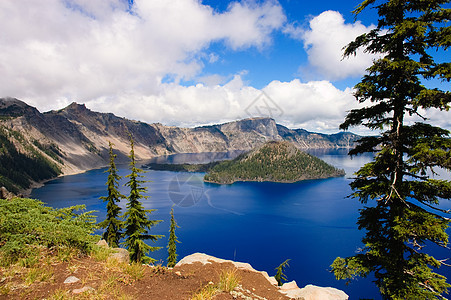 俄勒冈州克拉特湖火山爬坡森林陨石松树蓝色火山口悬崖针叶反射图片