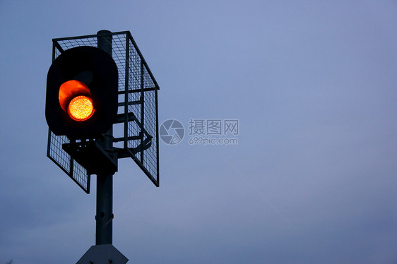 铁路交通灯火车土地通道民众警告蓝色车站车辆管子乘客图片