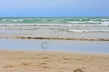 沙滩和热带海晴天蓝色海浪天空天气季节墙纸海岸风景海洋图片