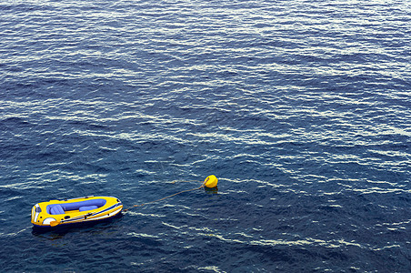 海上小型橡胶船小艇支撑白色流动娱乐海景橡皮运输黄色救生艇图片