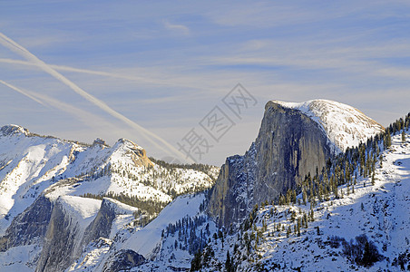 Yosemite河谷花岗岩峰的太阳升起公园辉光日落日出名声树木风景国家圆顶花岗岩图片