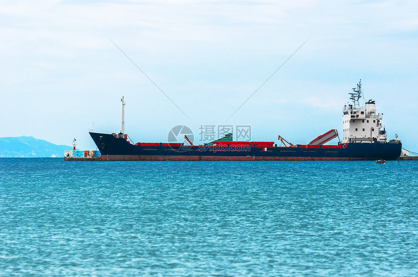 水上大型货轮港口货物商船出口运输商业船运海洋加载卸载图片