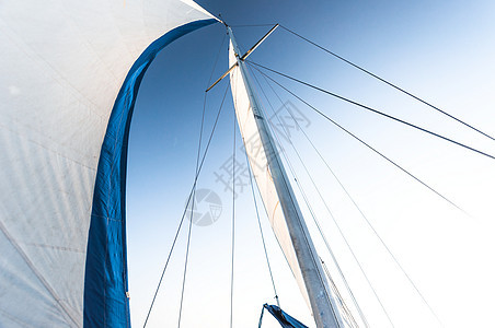 帆船航行天空游艇血管假期旅游阳光纺织品绳索运输蓝色图片