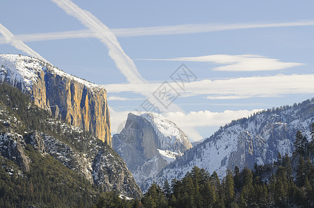 Yosemite河谷花岗岩峰的太阳升起辉光日出花岗岩岩石日落圆顶国家风景名声树木图片