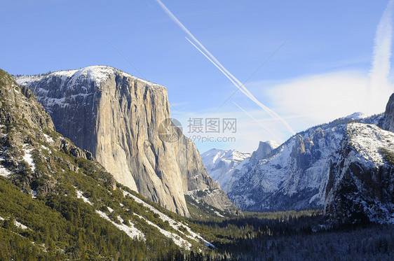 Yosemite河谷花岗岩峰的太阳升起花岗岩风景名声国家岩石日出日落公园圆顶树木图片