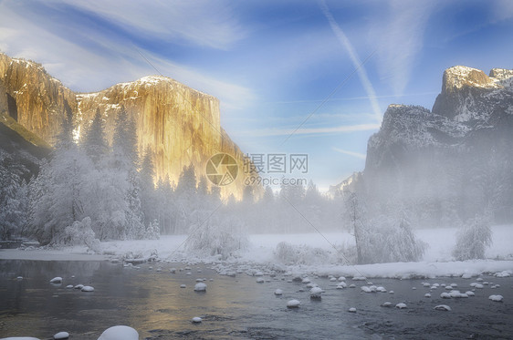 约塞米特河谷花岗岩峰的阿尔卑戈洛岩石辉光花岗岩风景山峰国家日落树木反射蓝色图片