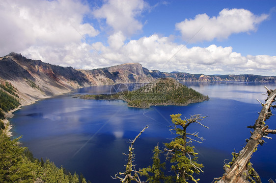 俄勒冈州克拉特湖悬崖火山口风景火山陨石蓝色图片