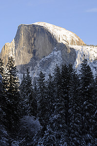 Yosemite山谷花岗岩峰日落日出公园国家辉光圆顶岩石名声风景花岗岩树木图片