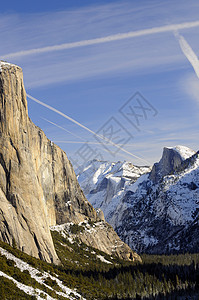Yosemite河谷花岗岩峰的太阳升起花岗岩岩石风景圆顶国家辉光树木日落日出名声图片
