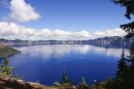 俄勒冈州克拉特湖蓝色火山火山口陨石悬崖图片