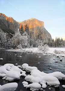 Yosemite河谷花岗岩峰的太阳升起公园花岗岩日出名声树木日落辉光风景岩石圆顶图片