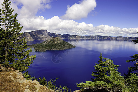俄勒冈州克拉特湖火山悬崖蓝色火山口陨石图片