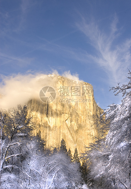 约塞米特河谷花岗岩峰的阿尔卑戈洛蓝色辉光国家天空反射岩石风景日落花岗岩山峰图片