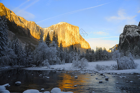 Yosemite河谷花岗岩峰的太阳升起日落风景日出公园树木国家名声圆顶花岗岩辉光图片
