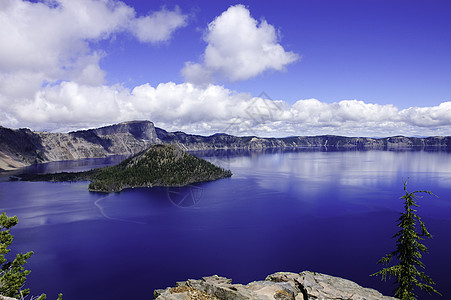 俄勒冈州克拉特湖蓝色陨石火山火山口悬崖图片