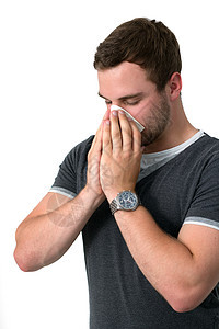 吹鼻孔的年轻人咳嗽组织手帕流鼻涕疾病鼻子成人感染打击过敏图片