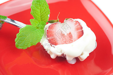 带薄荷和草莓的冰淇淋酸奶乳白色格子玻璃小吃卷曲食物杯子鞭打甜点图片