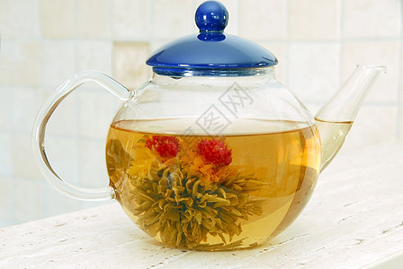玻璃锅中的鲜花茶味道茶壶用具植物香气时间叶子花朵树叶早餐图片