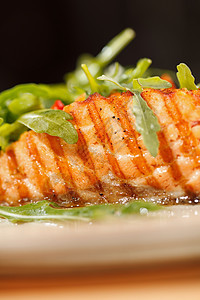 烤鲑鱼洋葱饮食食物柠檬火箭用餐脂肪海鲜鱼片午餐图片