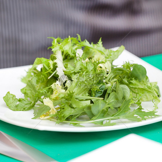 新鲜沙拉餐厅盘子花园绿色菊苣芥菜火箭炊具菠菜蔬菜图片