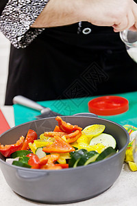 厨师工作男人圆形职业营养桌子蔬菜平底锅餐厅红色烤箱图片