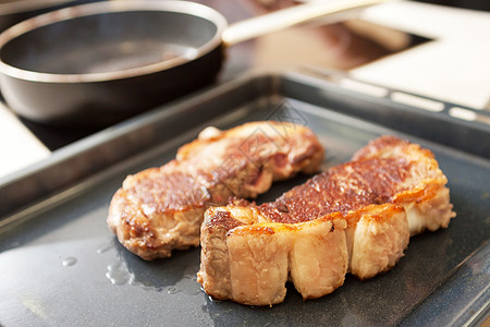 牛肉牛排牛扒牛肉奶牛巡回赛投掷生物平底锅油炸餐厅棕色图片