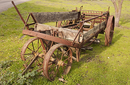 旧农场机械大车古董历史性收割机车轮辐条图片