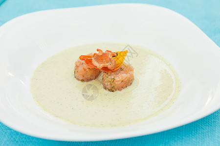 奶油汤和鲑鱼绿色菠菜胡椒食物叶子风格蔬菜装饰图片