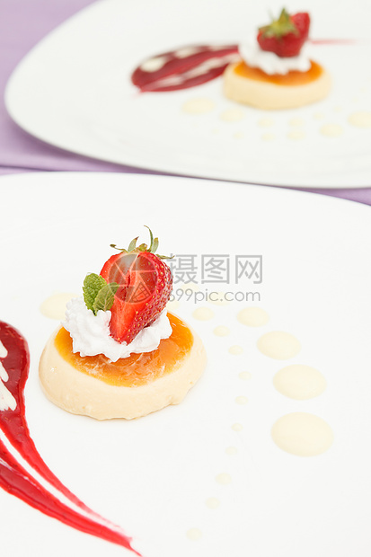 用草莓做的意大利番茄饼甜甜点明胶薄荷食物奶油叶子酸奶鞭子美食棉花玻璃图片