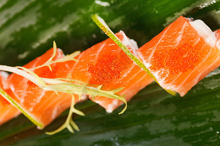 树叶上的寿司小吃鱼片拼盘食物服务晚餐午餐热情叶子美食图片