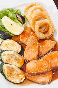 有蔬菜的三文鲑鱼健康美食食物柠檬用餐牛扒餐厅脂肪饮食海鲜图片