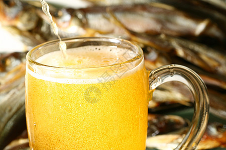 啤酒喷洒镜子酒吧干旱庆典陶器派对饮料玻璃冷藏液体图片