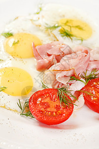 配有培根和蔬菜的煎鸡蛋营养美食食物黄色早餐草本植物熏肉盘子午餐油炸图片