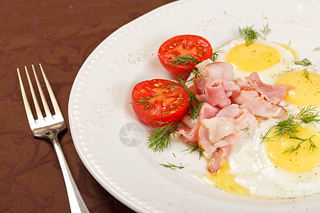番茄鸡蛋配有培根和蔬菜的煎鸡蛋营养美食黄色食物午餐油炸草本植物熏肉早餐盘子背景