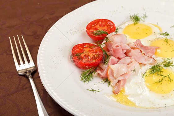 配有培根和蔬菜的煎鸡蛋营养美食黄色食物午餐油炸草本植物熏肉早餐盘子图片