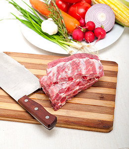 切新鲜猪肉肋排和蔬菜工作室食谱猪肉市场肋骨美食食物味道草药厨房图片