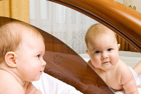 小宝贝 看着镜子的镜子图片