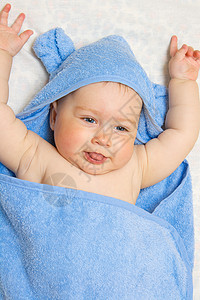 带着蓝毛巾微笑的小婴儿新生家庭卫生保健女孩儿子皮肤育儿童年幸福图片