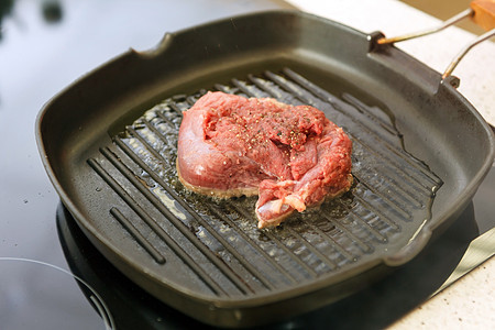肉片在喷漆板上磨擦食谱胡椒牛扒火炉午餐餐厅猪肉厨师平底锅食物图片