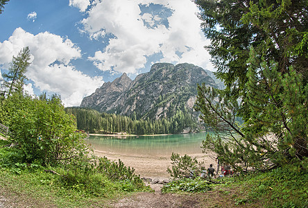 多洛米特山脉美丽的景色与湖风景顶峰全景森林山脉场景池塘晴天反射蓝色天空图片