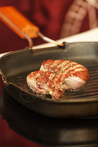 肉片在喷漆板上磨擦食物盘子炒锅胡椒食谱厨师午餐猪肉美食餐厅图片