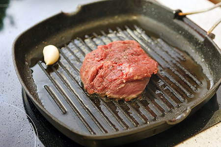 肉片在喷漆板上磨擦炒锅盘子炙烤厨师午餐胡椒烹饪美食猪肉火炉图片