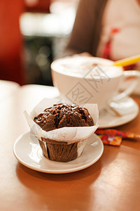 带有咖啡的巧克力蛋糕食物咖啡店美食奶油早餐甜点牛奶糕点白色图片