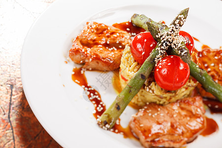 含有蔬菜的肉类红色食物盘子牛扒炙烤课程午餐美食沙拉猪肉图片