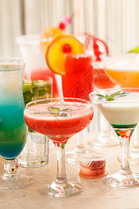 酒吧里鸡尾酒饮料玻璃薄荷叶子水果柠檬橙子绿色液体红色图片