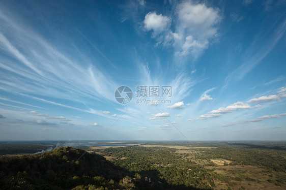 小型山上天空晴天山脉阴影热带蓝色绿色丘陵图片