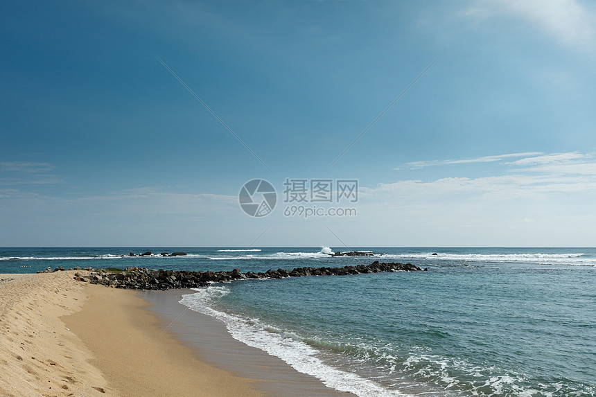 沙滩上断浪器图片