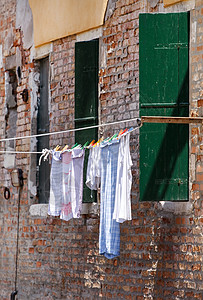 清新衣服新鲜洗衣棉布衣服街道组织亚麻绳索城市长方形衣绳窗户背景