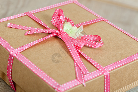 可爱的背包庆典纸板惊喜粉色正方形装饰棕色展示生日礼物图片