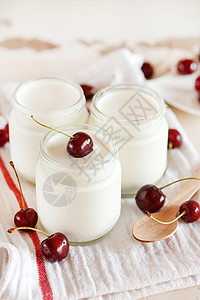 带樱桃的酸奶水果桌布产品勺子瓶子奶制品小吃玻璃香草食物图片